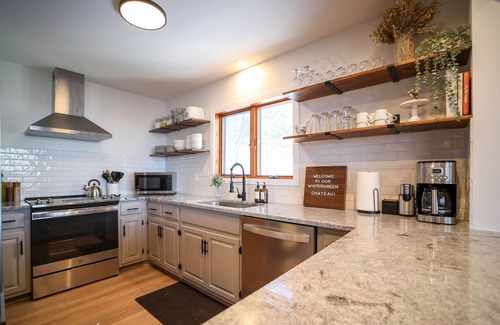 Pedlars Edge House | Wintergreen MTN Chateau + Near Slopes + hikes + 151 breweries/wineries