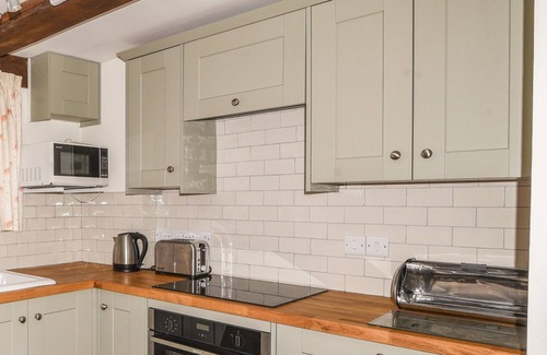 Axminster Cottage | WISTERIA COTTAGE, pet friendly, character holiday cottage in Musbury