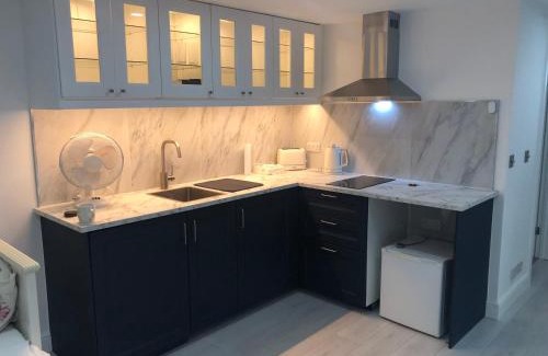 Brunel House | Wisteria en-suite guest room