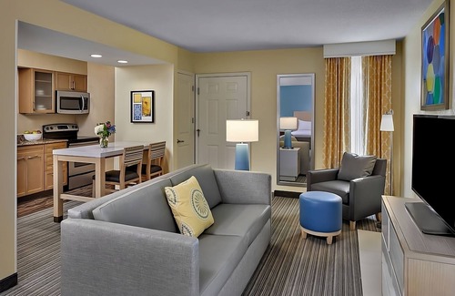 Middleburg Heights Hotel | Within easy reach of Roehm Athletic Complex! 2 Broad Suites W/Kitchen & BBQ!