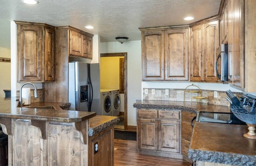 Sunset Heights House | Within Minutes Of BYU, Temples, Skiing Sleeps 18