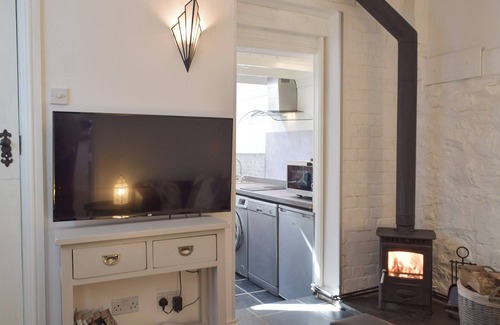 Trefin Cottage | Within walking distance of the beach and well presented throughout.