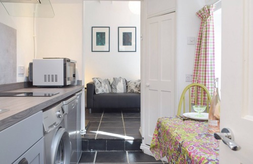 Trefin Cottage | Within walking distance of the beach and well presented throughout.