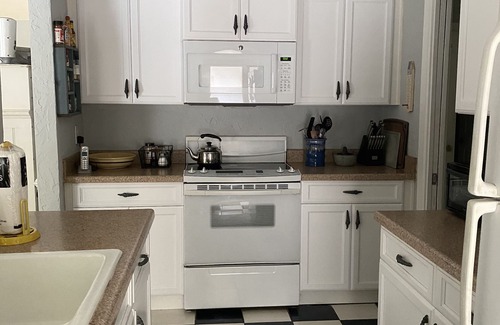 Lawton Woods House | Wlk t Beach/Prvt Ht Pool/Jaczzi/2 Kng Beds/4 bikes