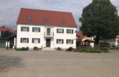 Dasing Apartment | Wohnung Anika 1 - Helle FeWo mit schönem Balkon und kostenfreim WLAN