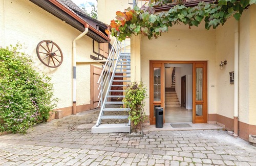 Woerrstadt House | Wohnung für 8 Personen in Ehemaligem Weingut mit 4 Schlafzimmern