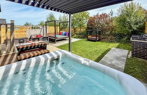 Raywell Ski Chalet | Wolds View Spa (Pet Garden)