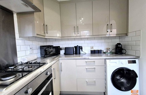 Wolverhampton House | Wolverhampton Long Stay Ready - 4 Bed, 2.5 Bath, Parking, Smart TV's & Wi-fi