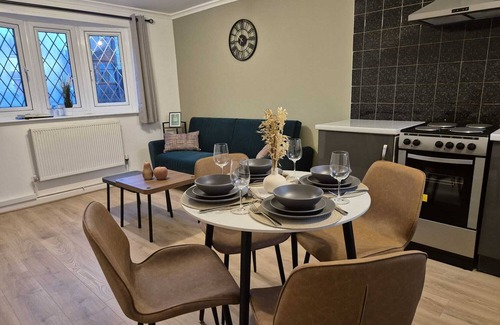 Wolverhampton House | Wolves: 4 Bed, 2 Bath, Parking & Wifi - Perfect for Short to Long Term Stays