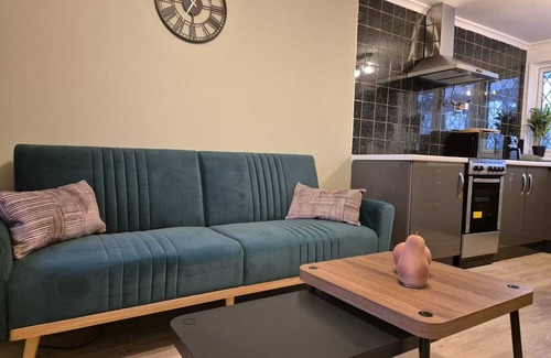 Wolverhampton House | Wolves: 4 Bed, 2 Bath, Parking & Wifi - Perfect for Short to Long Term Stays