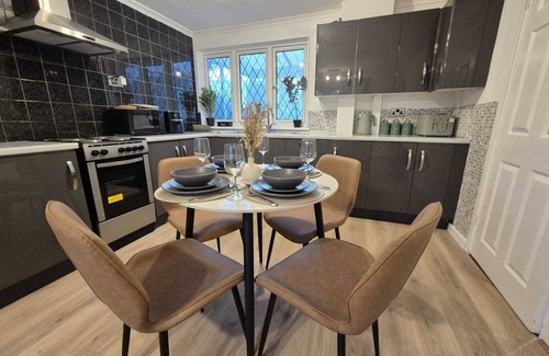 Wolverhampton House | Wolves: 4 Bed, 2 Bath, Parking & Wifi - Perfect for Short to Long Term Stays