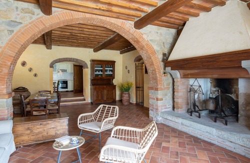 Castiglion Fiorentino House | Wonderful private villa for 7 guests with WIFI, private pool, TV, patio and pets allowed