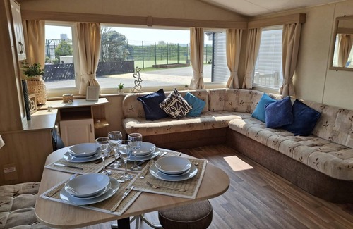 Heacham House | Wonderful 6 berth caravan in Norfolk at Heacham Beach, ref 21012E