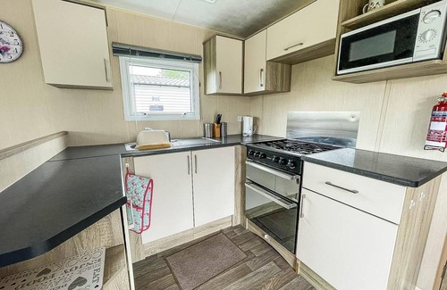 Heacham House | Wonderful 6 berth caravan with decking & river views at Heacham Beach ref 21003A