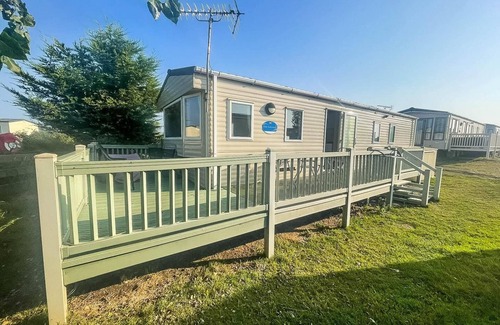 Heacham House | Wonderful 6 berth caravan with decking & river views at Heacham Beach ref 21003A
