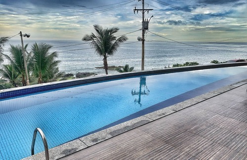 Rio Vermelho Condo | Wonderful beach view 1 bed apt incredible location AC GYM POOl WiFi car garage.