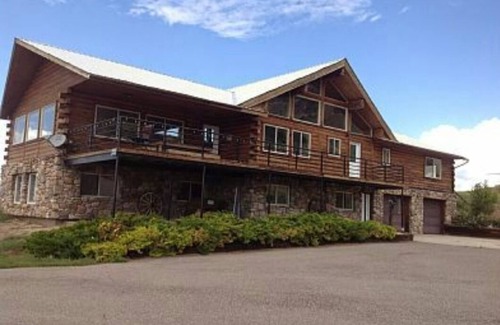 Inkom House | Wonderful cabin with 360 degree views of mountains Valley and ski hill