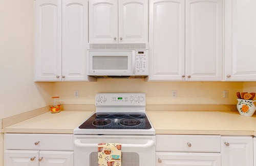 Sunset Island Condo | Wonderful Condo in Bayside Complex w/Shared Pool, Private Washer/Dryer, WiFi