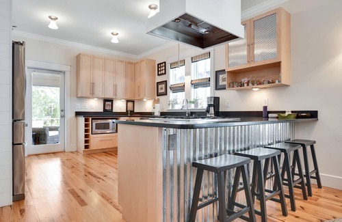 Southport House | Wonderful Cottage - Only 3 Blocks From Downtown Southport Shops and Dining! Outdoor Gas Fire Pit!