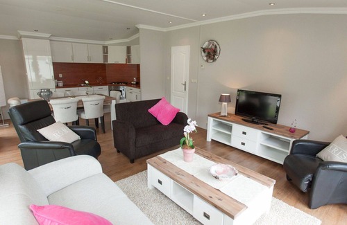 West-Graftdijk House | Wonderful private villa for 4 guests with WIFI, TV, terrace and parking