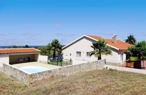 Torres Vedras House | Wonderful private villa for 8 guests with WIFI, private pool, TV, terrace, pets allowed and park.