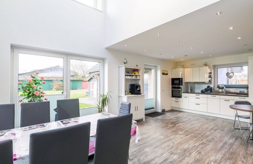 Wanna House | Wonderful private villa for 10 guests with WIFI, hot tub, TV and patio