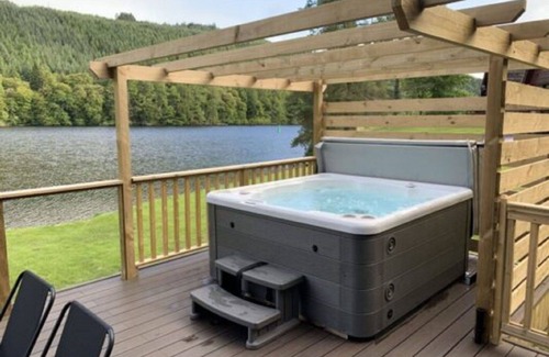 South Laggan House | Wonderful private villa with WIFI, hot tub, TV, terrace, pets allowed, panoramic view and parking