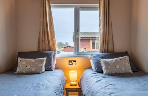 Kinross House | Wonderful private villa for 6 people with WIFI, TV, balcony, pets allowed and parking
