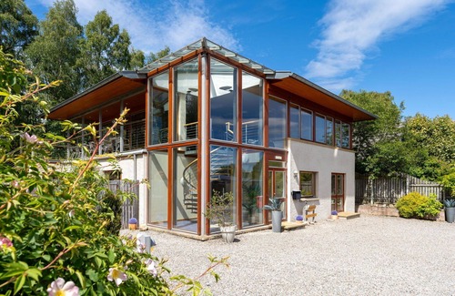 Aviemore Villa | Wonderful private villa for 14 people with hot tub, WIFI, TV, terrace, pets allowed and parking