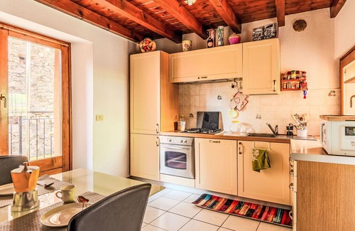 Carlazzo House | Wonderful private villa for 4 people with WIFI, TV, balcony and pets allowed