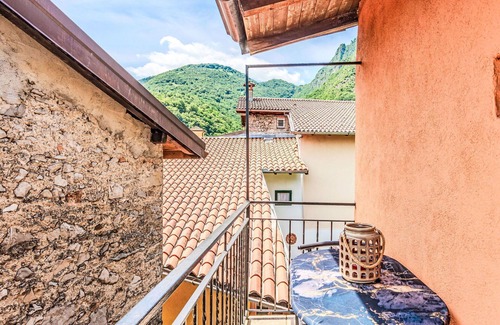 Carlazzo House | Wonderful private villa for 4 people with WIFI, TV, balcony and pets allowed