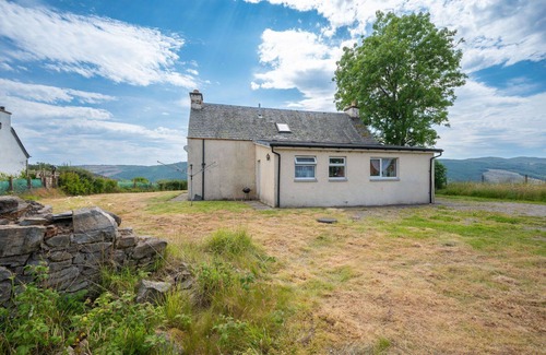 Balnain House | Wonderful private villa for 4 guests with TV, patio, pets allowed and panoramic view