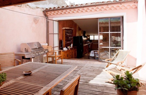 Nyons House | Wonderful private villa for 6 people with WIFI, A/C, TV, terrace, pets allowed and parking