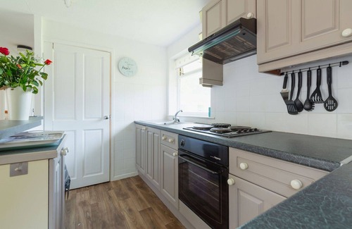 Liskeard House | Wonderful private villa for 4 people with WIFI, TV, patio and parking