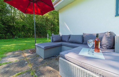 Liskeard House | Wonderful private villa for 4 people with WIFI, TV, patio and parking