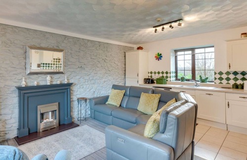 Gaerwen House | Wonderful private villa for 6 people with WIFI, TV, patio, pets allowed and parking
