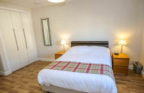 Kinross House | Wonderful private villa for 5 guests with WIFI, TV, patio and parking