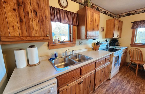 Watkins Glen House | Wonderful Quiet neighborhood retreat in the Village of Watkins Glen