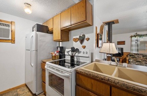 Rapid City Cabin | Wonderful Resort Cabin - Thirty Minutes to Mt Rushmore - In Rapid City On Canyon Lake Thirty Minutes from Mt Rushmore