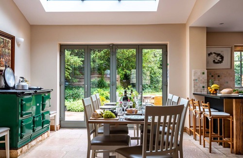 Kingham House | Wonderful villa for 6 people with WIFI, pool and parking
