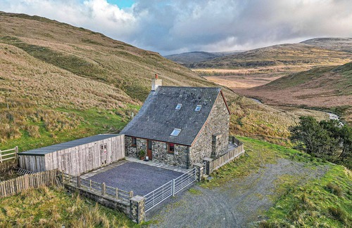 Glandyfi House | Wonderful villa for 6 guests with WIFI, TV, terrace and pets allowed