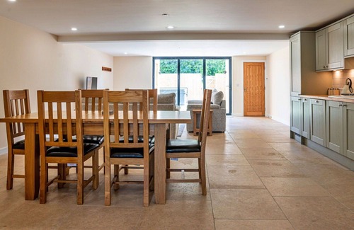 Little Rissington House | Wonderful villa for 6 guests with hot tub, WIFI, pets allowed and parking