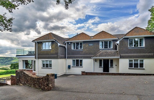 Newton Saint Cyres House | Wonderful villa for 10 guests with WIFI, terrace and pets allowed
