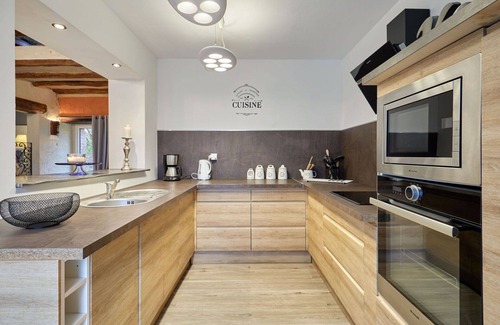 Surville House | Wonderful villa for 4 guests with WIFI, hot tub, TV, terrace and pets allowed