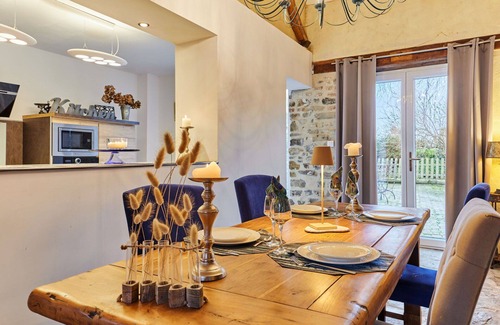 Surville House | Wonderful villa for 4 guests with WIFI, hot tub, TV, terrace and pets allowed