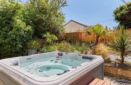 Surville House | Wonderful villa for 4 guests with WIFI, hot tub, TV, terrace and pets allowed