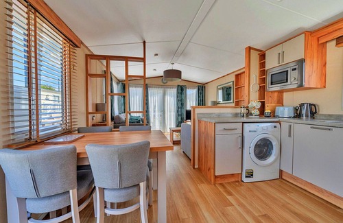 Wimborne House | Wonderful villa for 4 guests with pool, WIFI, pets allowed and parking
