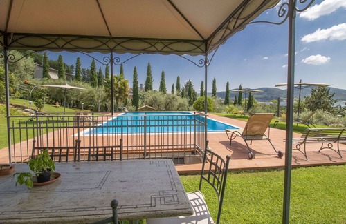Magione Villa | Wonderful villa for 4 people with hot tub, private pool, A/C, WIFI, TV and patio