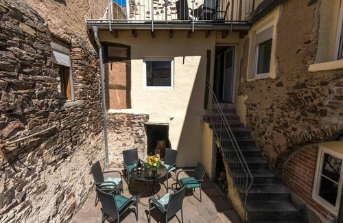 Ediger House | Wonderful villa for 8 guests with WIFI, TV, terrace, pets allowed and parking