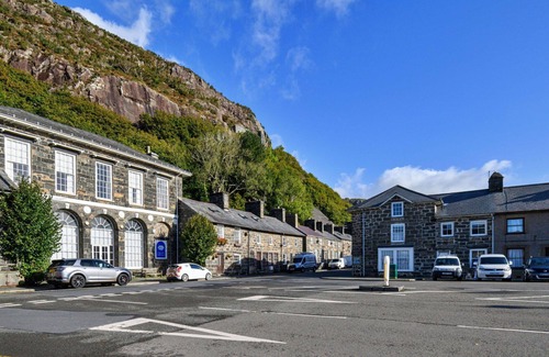 Tremadog House | Wonderful villa for 10 guests with WIFI, TV and pets allowed